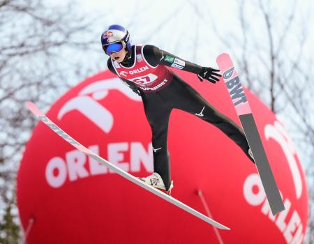 　Ｗ杯ジャンプ男子個人第７戦で２位に入った小林陵侑の１回目の飛躍＝ビスワ（共同）
