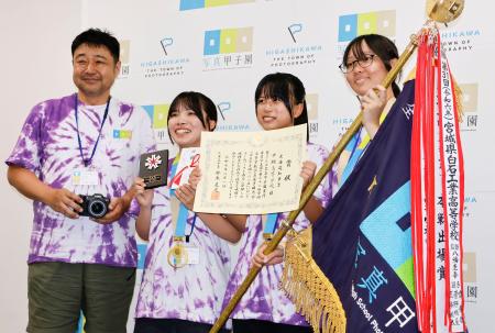 　写真甲子園で優勝した新潟県・中越高のメンバー＝１日夜、北海道東川町