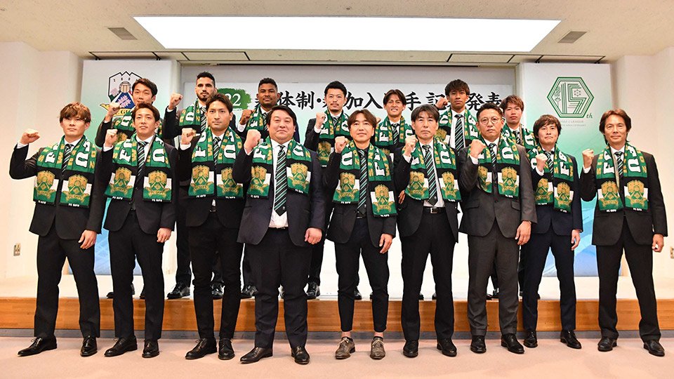 新体制発表会で意気込みを語った（前列左から）菊池、庄司、田中、小松社長、三浦監督、（後列左から）岡村、フレイレ、ヘニキ、畑、藤岡、ンドカ、石坂＝長良川スポーツプラザ