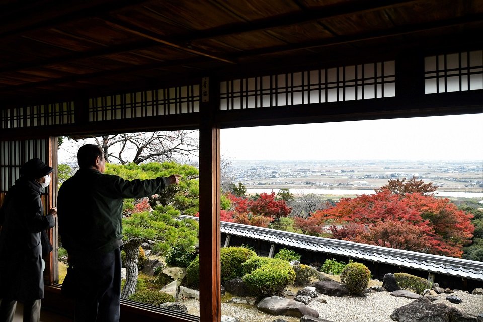 対面の間から見える紅葉と濃尾平野の眺め＝海津市南濃町上野洞戸、行基寺