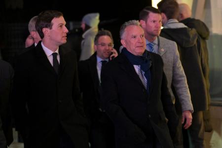 　米国のウィットコフ和平交渉担当特使（手前右）とクシュナー氏（同左）＝２０日、スイス・ダボス（ロイター＝共同）