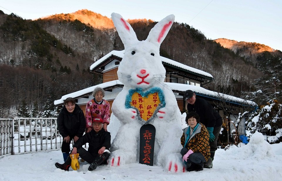 干支にちなんでお目見えした、高さ３メートルのウサギの雪像＝高山市朝日町桑之島