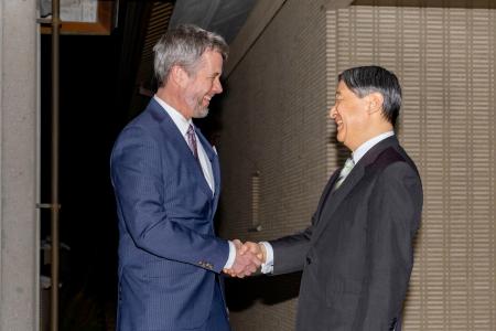 　デンマーク国王フレデリック１０世を出迎えられる天皇陛下＝２５日夜、皇居・御所（宮内庁提供）