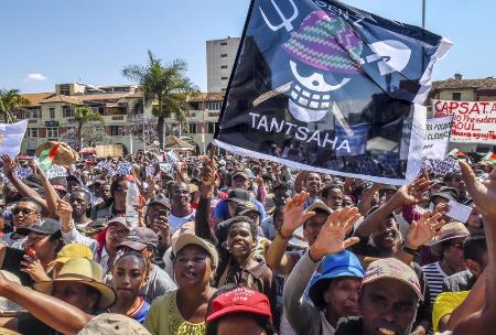 　昨年１０月、マダガスカル・アンタナナリボで開かれた集会で掲げられた海賊旗（中野智明氏撮影・共同）