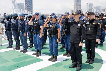 　日米韓合同訓練後に整列する各国の隊員＝１９日午前、横浜市