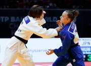 　女子４８キロ級２回戦　ハンガリー選手（右）と対戦する古賀若菜＝ブダペスト（共同）