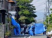　「包丁で切られた」と通報があった兵庫県西宮市の住宅付近を調べる兵庫県警の捜査員＝２６日午後０時３２分