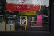 　イランの首都テヘランの書店に飾られた前最高指導者アリ・ハメネイ師の肖像＝２日（ＡＰ＝共同）