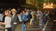 徹夜おどりの踊りの輪が広がり、熱気に包まれる会場＝同