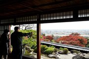 対面の間から見える紅葉と濃尾平野の眺め＝海津市南濃町上野洞戸、行基寺