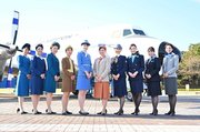 歴代の制服に身を包んだＡＮＡの客室乗務員。左から順番に初代から１０代目までと続く＝各務原市下切町、岐阜かかみがはら航空宇宙博物館