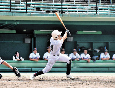 岐阜第一×岐阜各務野＝４回裏岐阜第一１死満塁、ダメ押しの３点適時打を放つ伊藤＝長良川
