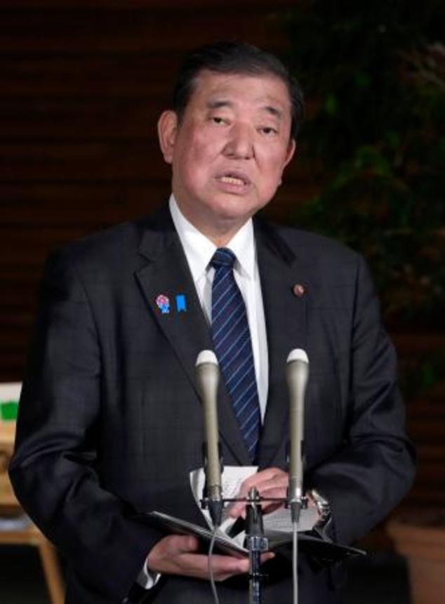 　ガソリン価格の定額引き下げを記者団に表明した石破首相＝２２日午後、首相官邸
