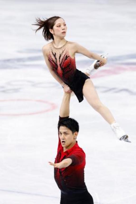 　団体ペア・ＳＰ　演技する三浦璃来（上）、木原龍一組＝ミラノ（共同）