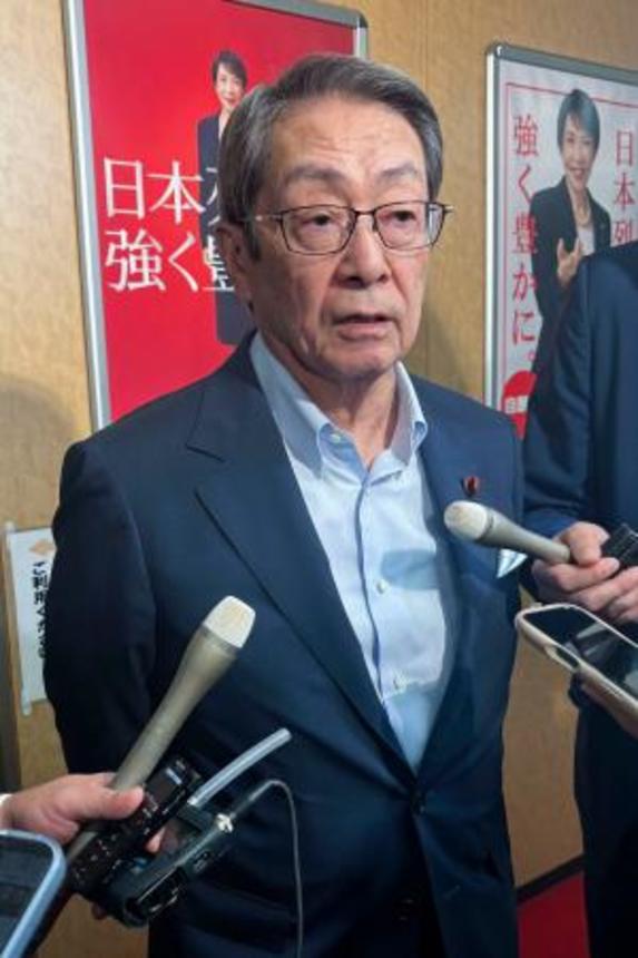 　自民党の鈴木幹事長と面会後、取材に応じる和歌山県連の石田真敏会長＝２９日午後、東京・永田町の党本部