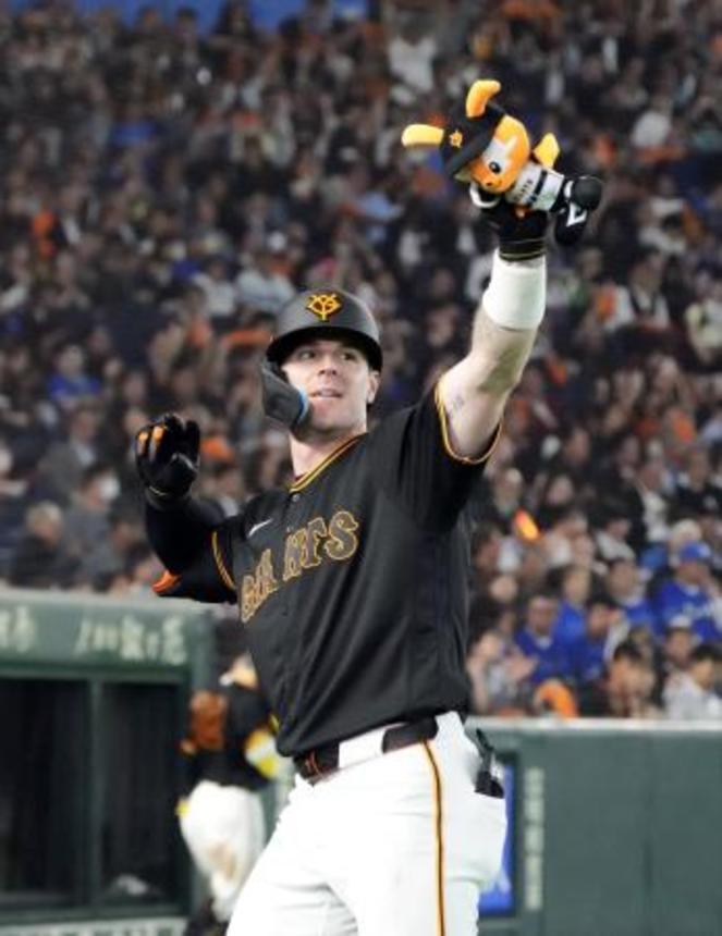 　５回、先制ソロを放ち、ベンチ前でポーズをとる巨人・キャベッジ＝東京ドーム