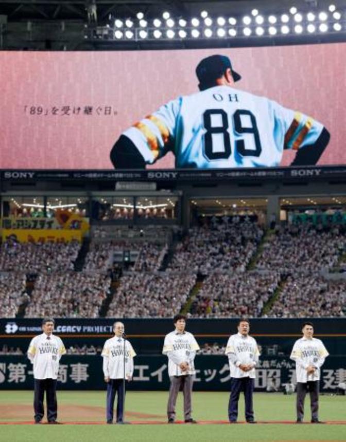 　試合前に行われたセレモニーであいさつするソフトバンクの王貞治球団会長（左から２人目）＝みずほペイペイドーム