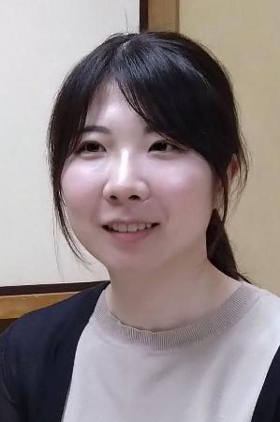 　西山朋佳女流三冠