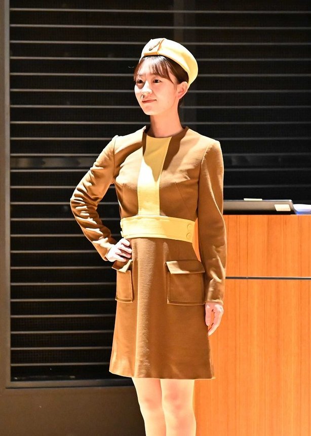 ４代目の制服を着て手を腰に当てるＣＡ