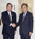 　立憲民主党の野田代表（右）と握手する石破首相＝６月２０日、国会