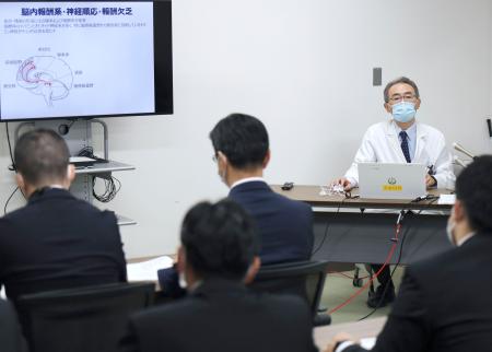 　研修会でギャンブル依存症の特徴などを説明する、国立病院機構久里浜医療センターの松下幸生院長（奥）＝１３日午後、神奈川県横須賀市