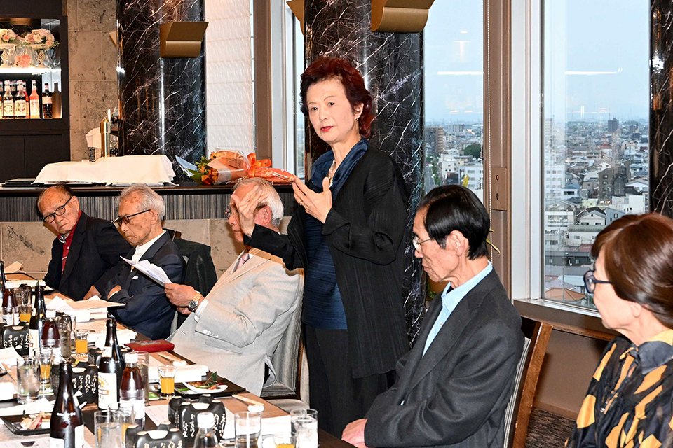 ウクライナへ桜を届ける計画について説明する阿部菜穂子さん（中央）＝岐阜市柳ケ瀬通、ホテルグランヴェール岐山