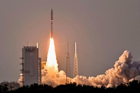 　「プロジェクト・カイパー」の衛星を搭載し、打ち上げられたアトラス５ロケット＝２８日、米フロリダ州（ロイター＝共同）