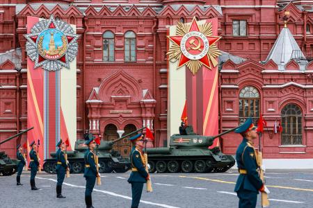 　２０２５年５月、モスクワの赤の広場で行われた対ドイツ戦勝８０年の軍事パレード（タス＝共同）