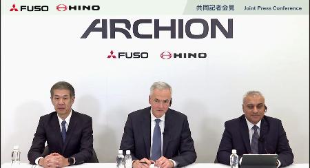 　オンラインで記者会見する三菱ふそうのカール・デッペン社長（中央）と日野の小木曽聡社長（左）ら＝９日午後