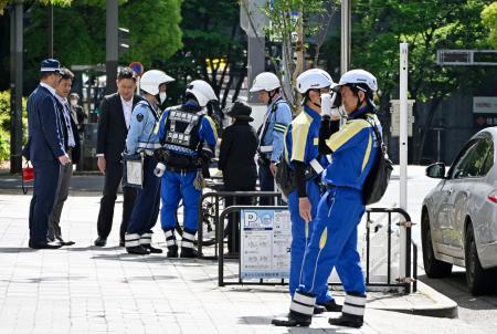 　名古屋市中区栄で行われた、乗用車が暴走した事故の実況見分＝７日午前