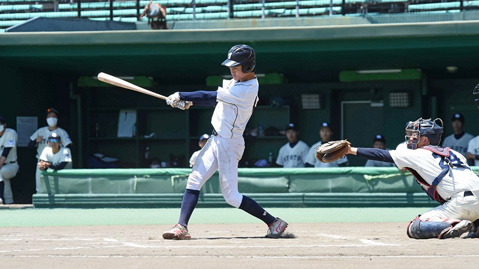 京都大との記念試合で六回に適時三塁打を放つ岐阜大の赤木蓮選手＝岐阜市長良福光、長良川球場