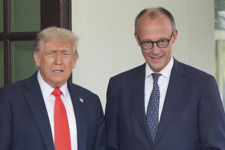 　ドイツのメルツ首相（右）とトランプ米大統領＝５日、ワシントン（ＡＰ＝共同）