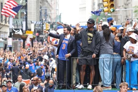 　米プロバスケットボールＮＢＡで優勝したニックスのパレードに参加する選手ら＝ニューヨーク（ＮＢＡＥ・ゲッティ＝共同）