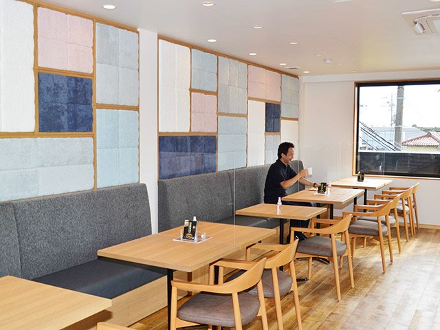 壁面をタオルで彩ったキーズカフェの店内＝安八町中、浅野撚糸エアーかおる本丸