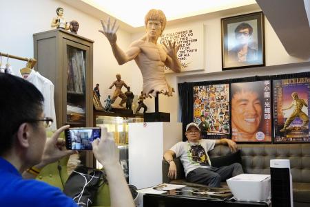　ブルース・リーのファンクラブ「李小龍会」が運営する展示販売施設で写真を撮るファン＝６月３０日、香港（共同）