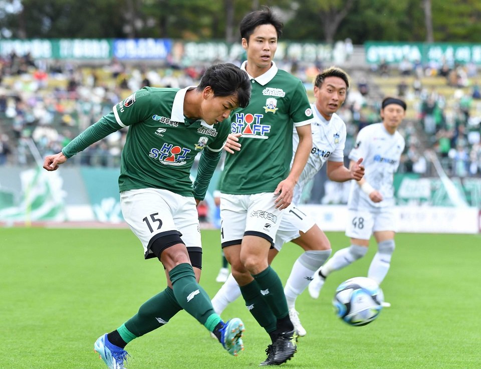 ＦＣ岐阜×讃岐＝前半、クロスを上げるＦＣ岐阜のＭＦ浮田＝長良川競技場