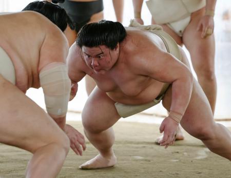 　稽古する義ノ富士＝大阪市東成区