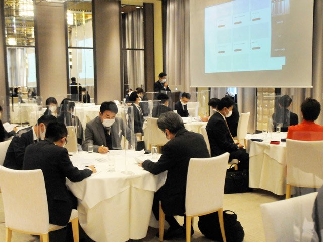 清流の国ぎふブライダル協議会の今後の取り組みを確認した会合＝８日午後、岐阜市玉森町、エグゼクス・スウィーツ