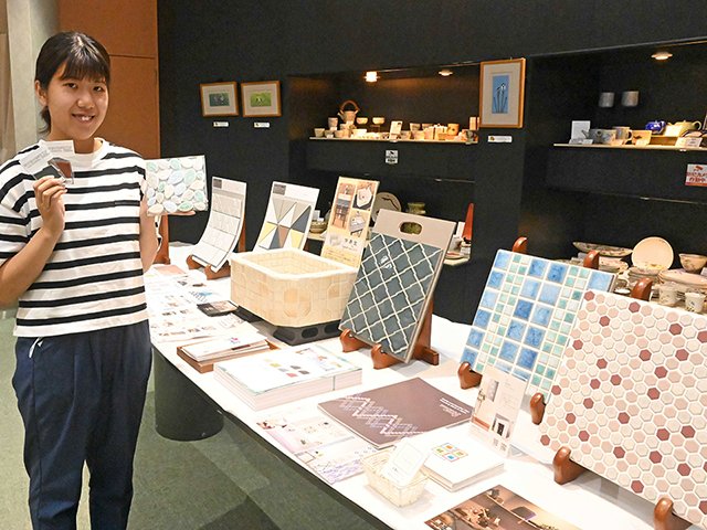 さまざまな色や形をしたタイルが並ぶ会場＝多治見市本町、市ＰＲセンター