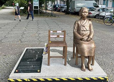 　ドイツ・ベルリン市ミッテ区の公有地にある少女像＝８日（共同）