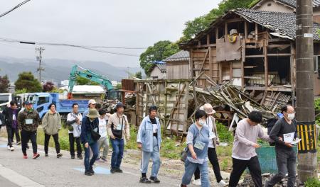 　ウオーキングイベントで能登半島地震の被災地を歩く参加者＝１日午前、石川県輪島市