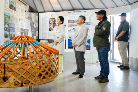 　モンゴルのホスタイ国立公園でインフォメーションセンターを視察される天皇、皇后両陛下＝１２日（共同）