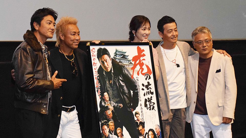 作品の魅力や撮影の裏話などを語った（左から）原田龍二さん、薬師寺保栄さん、平塚千瑛さん、中倉健太郎さん、田中宏章さん＝各務原市那加萱場町、イオンシネマ各務原