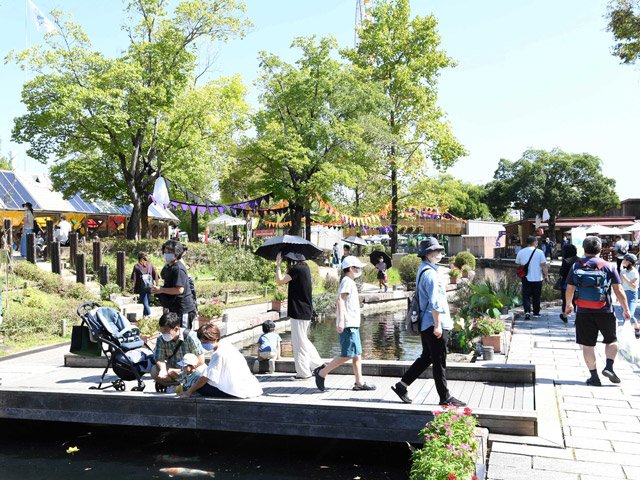マスク姿で園内を散策する家族連れら＝２日午前１１時５分、各務原市川島笠田町、河川環境楽園オアシスパーク