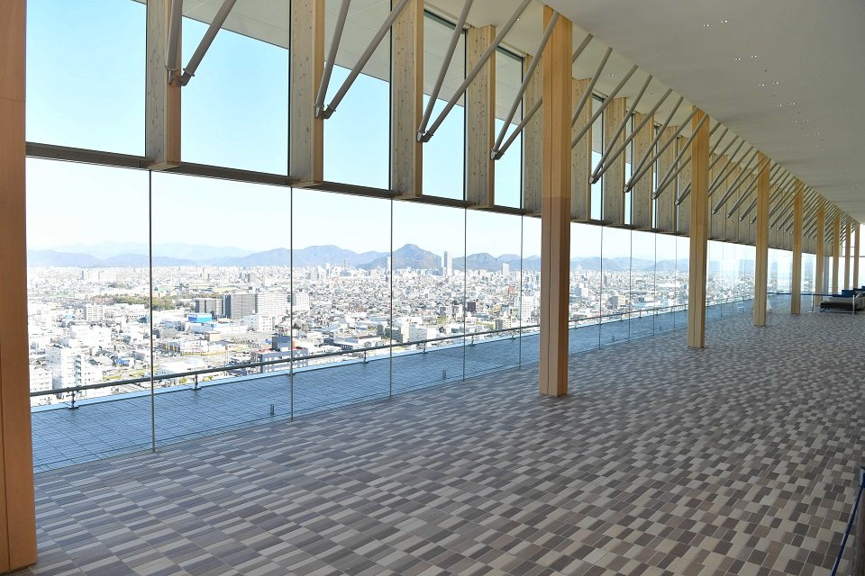 【写真４／９】高さ９０メートルからの眺望が楽しめる新県庁舎２０階の清流ロビー＝岐阜市薮田南