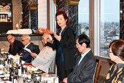 ウクライナへ桜を届ける計画について説明する阿部菜穂子さん（中央）＝岐阜市柳ケ瀬通、ホテルグランヴェール岐山