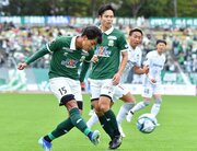 ＦＣ岐阜×讃岐＝前半、クロスを上げるＦＣ岐阜のＭＦ浮田＝長良川競技場
