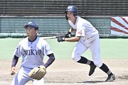 大垣日大×帝京大可児＝10回表、大垣日大は高橋の三塁打で２点を追加＝長良川