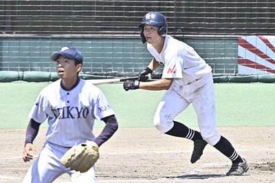 大垣日大×帝京大可児＝10回表、大垣日大は高橋の三塁打で２点を追加＝長良川