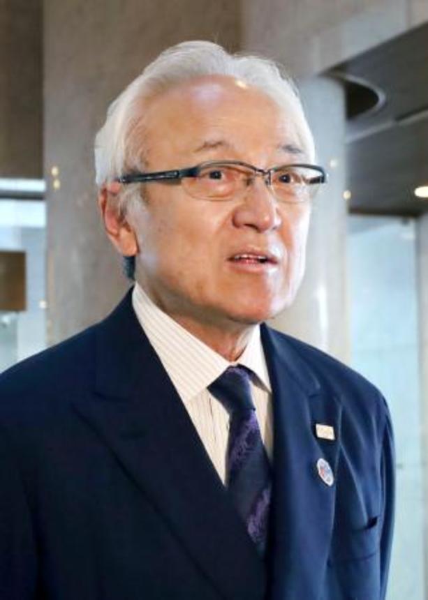 　福岡県議会棟で記者団の取材に応じる蔵内勇夫議長＝１７日午前